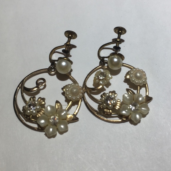 Vintage Jewelry - Vintage gold circle pearl beaded flower earrings